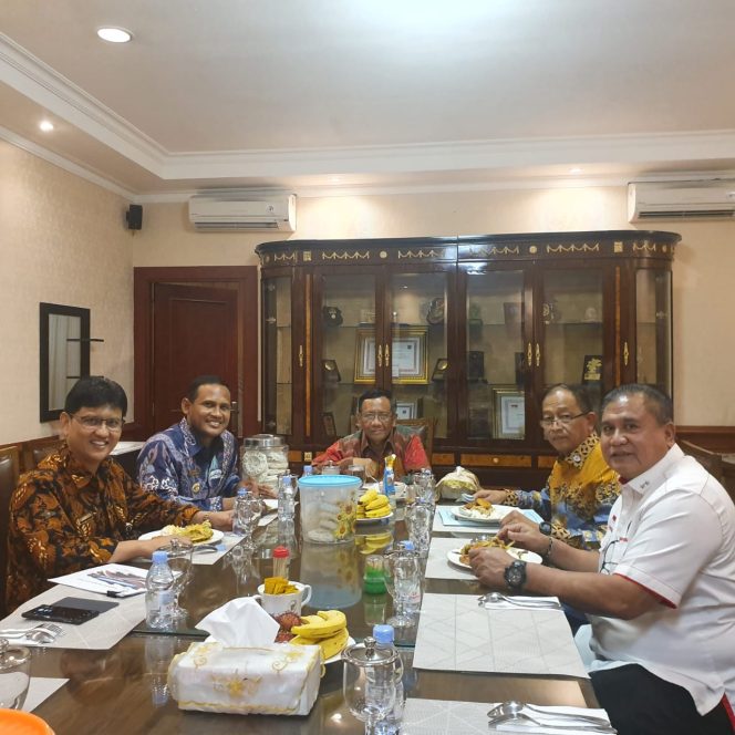 
 Bupati Rocky Diundang Menko Polhukam