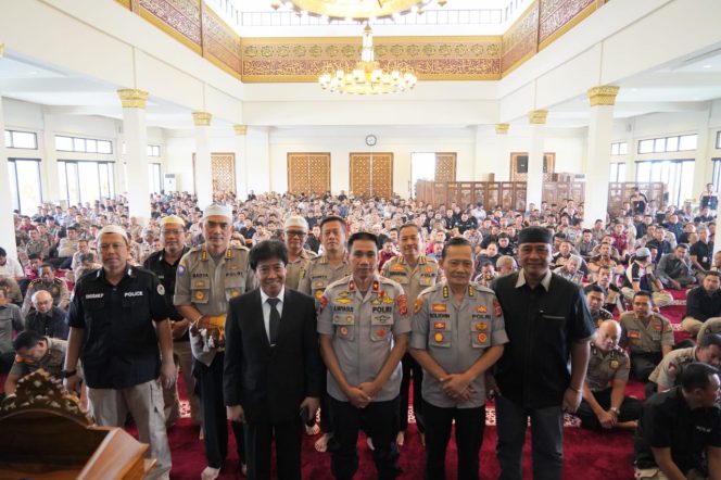 
 Polda Jabar Lakukan Pembinaan Rohani Dan Mental Agama Islam Di Mesjid Al-Amman 