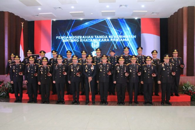 
 Kapolri Beri Penghargaan Bintang Bhayangkara Pratama Kepada Kapolda Jabar