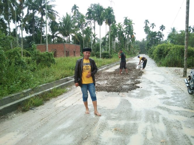 
 Apreasiasi Di Berikan Geuchik Gp. Seuriget Atas Sumbangan 110 Ton Bes Cos dari H. Remon