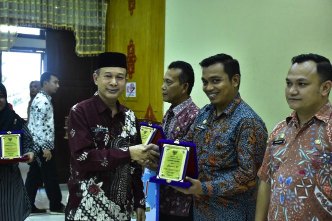 
 Pemkab Aceh Tamiang Berikan Reward Bagi Camat dan Unit Penyelenggaraan Pelayanan Publik Terbaik Tahun 2019