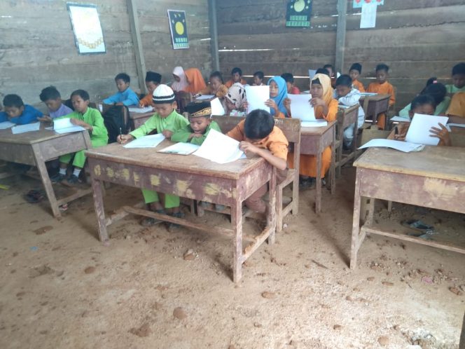 
 Sekolah SDN 025 Alim Batang Cenaku Sangat Memprihatinkan, 395 Siswa Belajar Dalam Kubangan Lumpur
