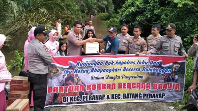 
 Kapolres Inhu dan Dandim 0302 Inhu Menyerahkan Bantuan Kepada Korban Banjir di Desa Setako Raya Kec. Peranap dan Kec. Batang Peranap