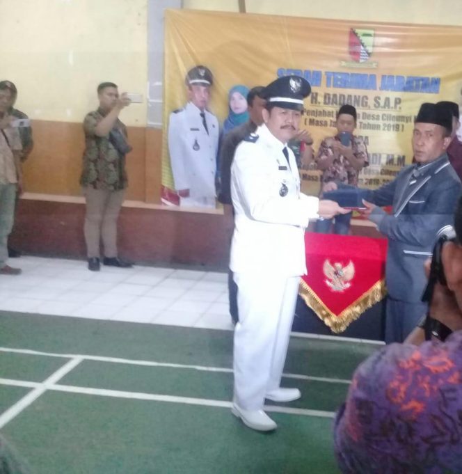 
 Serah Terima Jabatan PJs H Dadang S.A.P., Kepada Drs.H.AMulyadi, M.M. M.A., Selaku Kepala Desa Cileunyi Kulon Terpilih 2019-2025