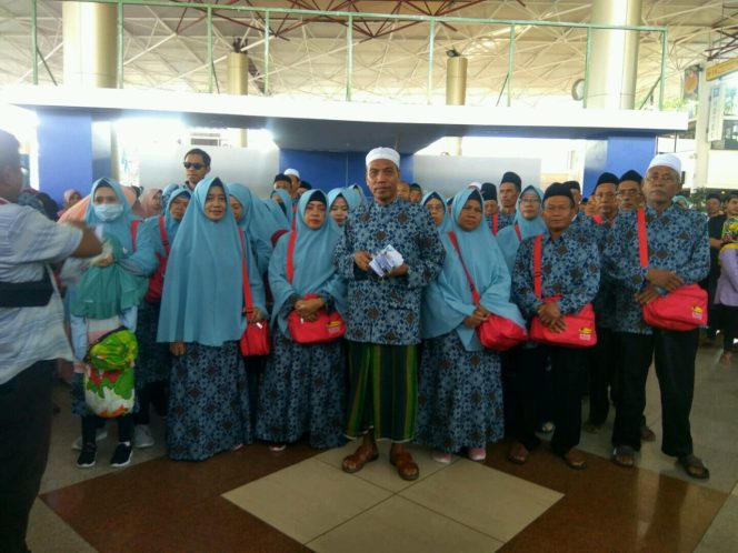
 Ratusan Orang Mengantar Keberangkatan Jamaah Umroh