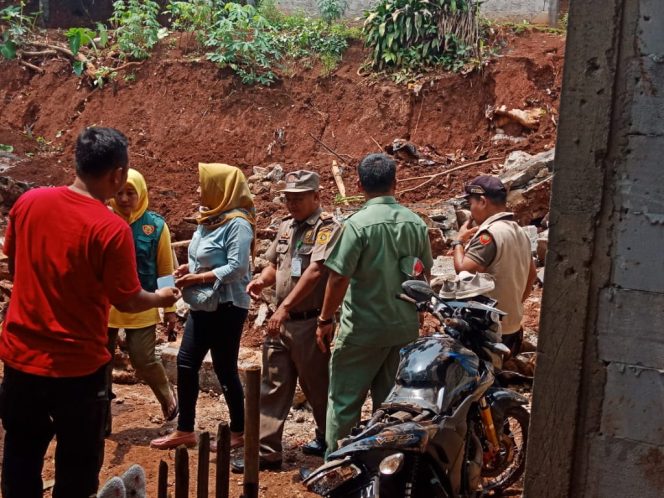 
 Akibat Hujan Deras dan Debit Air Besar, Turap Yang Baru 5 Bulan Dibangun Ambruk Menimpa Motor dan Rumah Warga