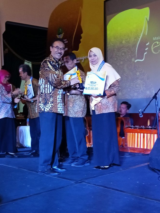 
 Lima Guru Inspiratif Menerima Anugrah Een Sukaesih Award (ESA) 2019