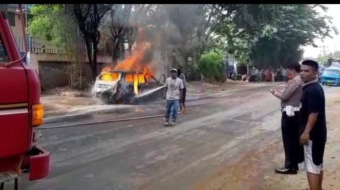 
 Minibus Muatan Bahan Bakar Ludes Dilalap Sijago Merah