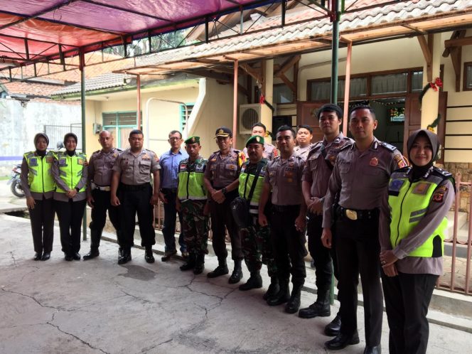 
 Pastikan Keamanan Ibadah Natal, Polisi Sterilisasi Gereja Katolik St Albertus Magnus Kampus IPDN dan Gereja GPIB Cipacing