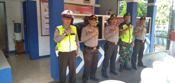 
 Jelang Tahun Baru 2020, Kapolsek Cikoneng bersama TNI Siagakan Pasukan