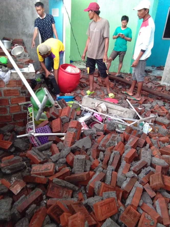 
 Hujan Disertai Angin Kencang Terjang Dua Desa di Tanggulangin Sidoarjo