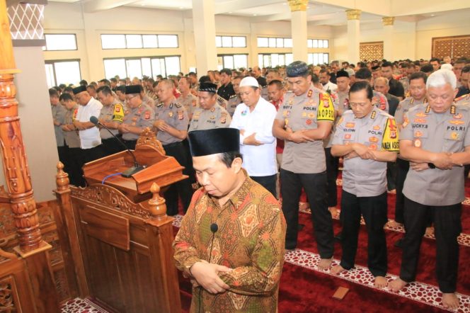 
 Polda Jawa Barat Gelar Sholat Gerhana Matahari Wujud Ketaatan Dan Keimanan Pada Allah SWT