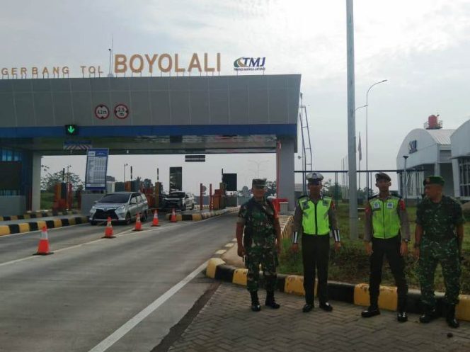 
 Libur Natal Dan Tahun Baru 2020, Babinsa Koramil 03/Mojosongo Kodim 0724/Boyolali Turut Pantau Di Gerbang Tol Boyolali