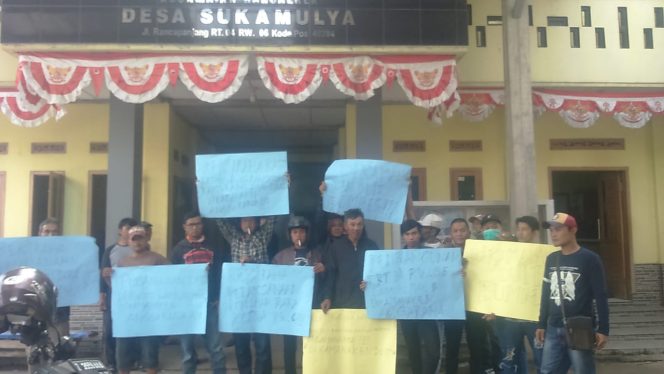 
 Terkait Anggaran Bumdes, DD Dan Bangub Di Desa Sukamulya Yang Tidak Transparan, Warga Gerudug Kantor Desa