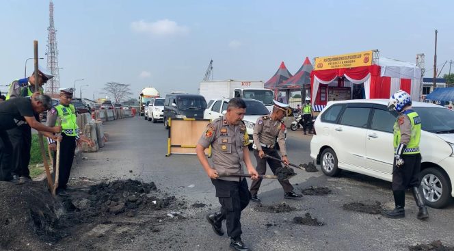 
 Cegah Macet dan Kecalakaan, Polsek Cileunyi Tambal Lubang Jalan