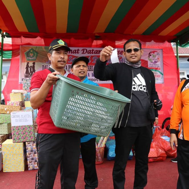 
 Bupati Rocky Lepas Gerak Jalan Santai