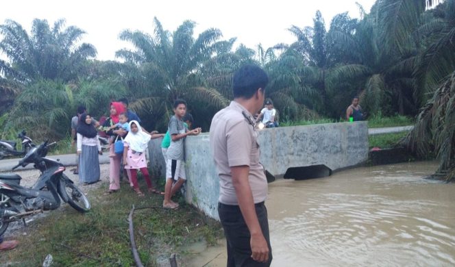 
 Seorang Anak Meninggal Dunia Akibat Terperosok Kedalam Parit Dan Hanyut Terbawa Arus Banjir