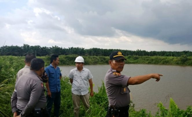 
 Kapolsek Kepenuhan Polres Rohul Bersama Managamen Perusahaan PT SJI Giat Pengecekan Embung (Waduk) Dalam Rangka Mempersiapkan Antisipasi Karhutla