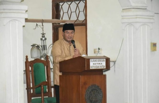
 Wakil Bupati H. Erwan Setiawan Mengajak Kepada Jemaah Shalat Subuh Untuk Berjamaah Untuk Bermuhasabah
