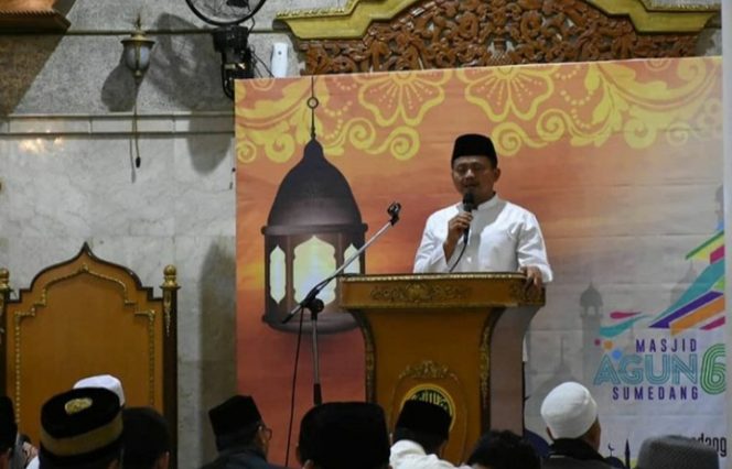 
 Bupati Didampingi Wakil Bupati Sumedang Berikan Penghargaan Jemaah Tergiat Shalat Fardu Di Meajid Agung Sumedang