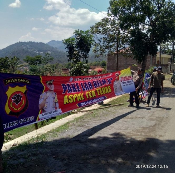 
 Spanduk Himbauan Sat Lantas Polres Garut “Pakai Lah Helm Na, Aspal Teh Teuas” Menjadi Perhatian Para Pengendara R2 dan R4