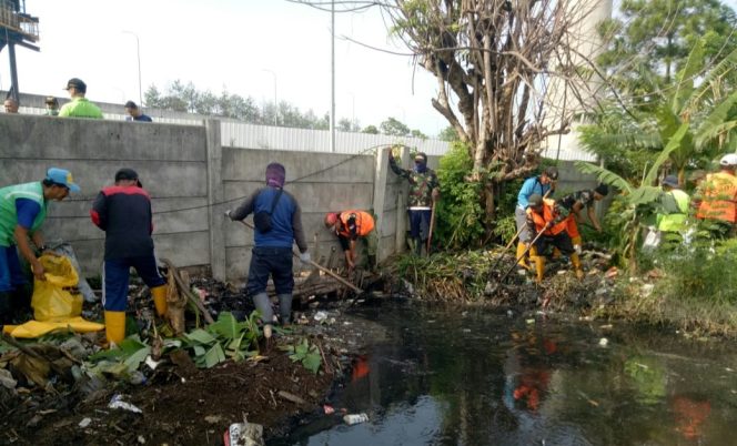 
 Dalam Rangka Pogram Citarum Harum, Polsek Bandung Kulon Polrestabes Bandung Bersama Masyarakat Giat Bebersih Sungai Cikendal