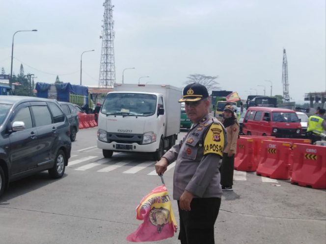 
 Ciptakan Kamseltibcar Liburan Nataru, Polsek Cileunyi Laksanakan Gatur Lalu Lintas