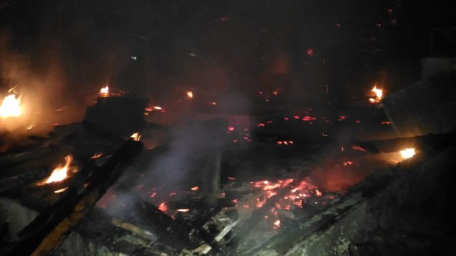 
 Polsek Bersama Koramil Cikoneng Dibantu Warga Setempat Selamatkan Warga Dari Kebakaran Rumah