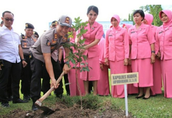 
 Peduli Lingkungan, Polres Madiun Tanam Ratusan Pohon Produktif