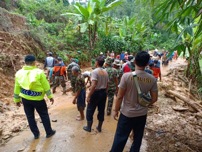 
 TNI – Polri Bantu Masyarakat Bersihkan Longsoran Tutupi Jalan Lintas