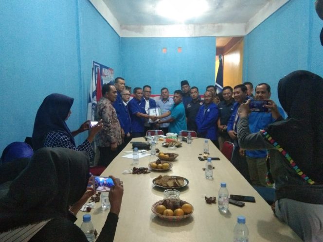 
 Ketua Tim Sembilan DPD PAN Rohul Serahkan 8 Berkas Pendaftaran Bakal Calon Bupati dan Wakil Bupati kepada Ketua Tim Sembilan Pilkada DPW PAN Riau