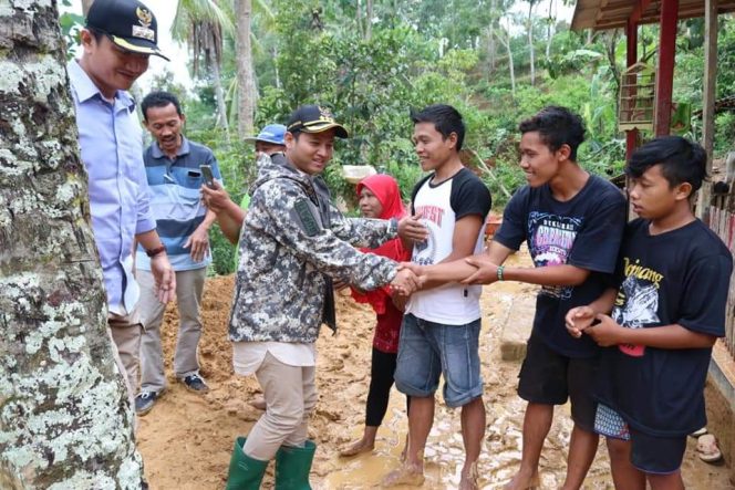 
 Bupati Trenggalek Tinjau Kondisi Longsor di Desa Karangtengah Panggul
