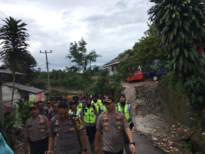 
 Tim Terpadu Polres Bogor Polda Jabar Masih Bahu Membahu Evakuasi Korban Longsor