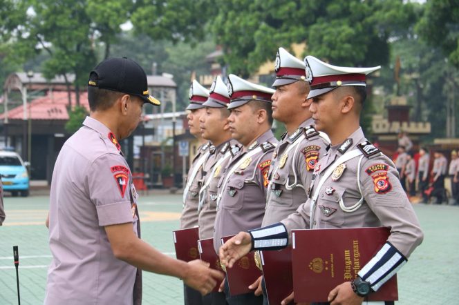 
 Wakapolda Jabar Pumpin Upacara Pemberian Penghargaan Bagi Personel Polda Jabar yang Telah Selamatkan Ibu Hamil