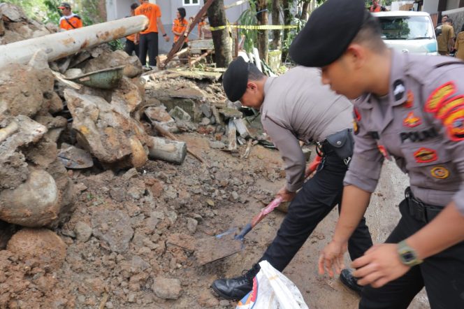 
 Paska Longsor di Wilayah Bogor Kota, Satuan Sabhara Polresta Bogor Kota Polda Jabar Bersihkan Bekas Tanah Longsor