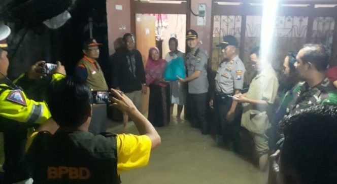 
 Bersama Muspika Balongpanggang Kapolres Gresik Tinjau Lokasi Banjir