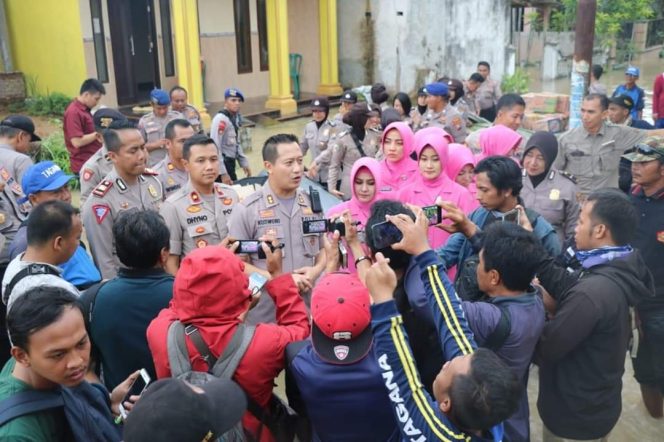 
 Kapolres Gresik Beserta Jajarannya Terjun Beri Bantuan Korban Banjir