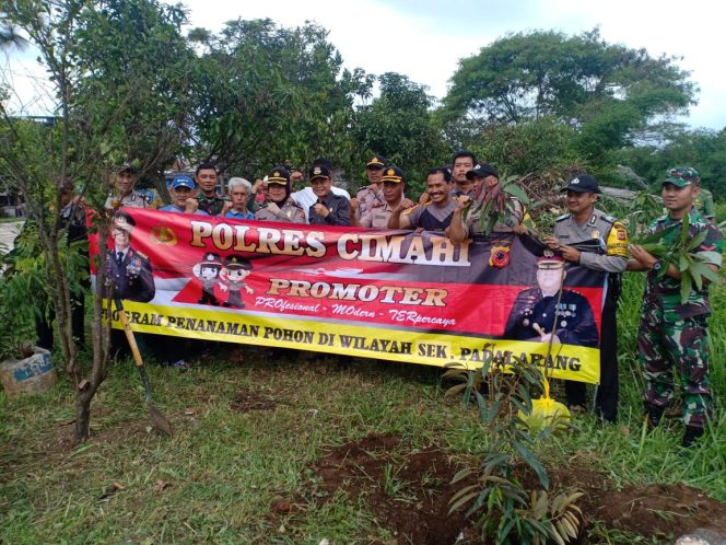
 Polres Cimahi Polda Jabar Bersama Desa Tani Mulya Lakukan Penanaman Pohon Di wilayah Polsek Padalarang
