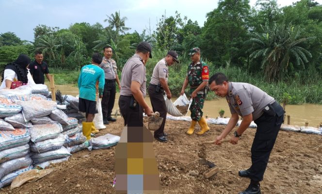 
 Perbaikan Tanggul Sungai Dilakukan Polsek Cimalaya Polres Karawang Dan Masyarakat