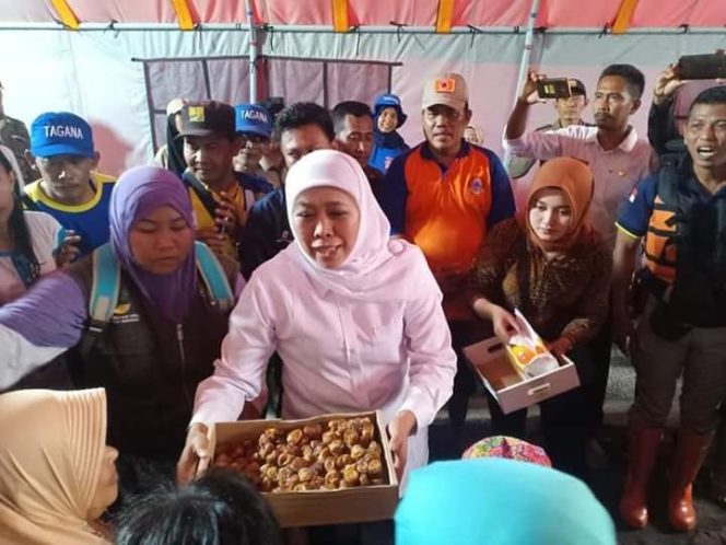 
 Gubernur Khofifah Kunjungi warga Korban Banjir Dari Luapan Kali Lamong