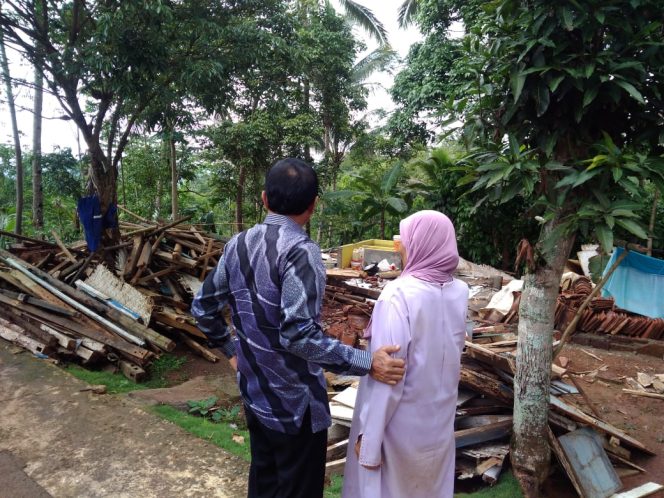 
 Bupati Ciamis Berikan Bantuan Bagi Korban Angin Puting Beliung