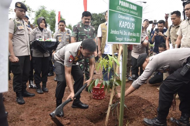 
 Peduli Penghijauan Kapolri Pimpin Gerakan Serentak Penanaman Pohon