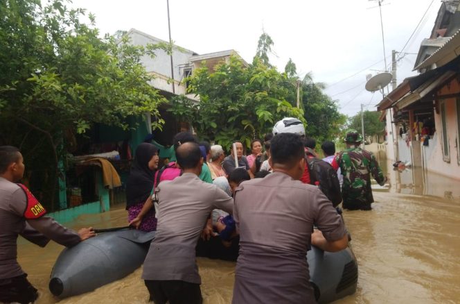 
 Akibat Luapan Sungai Cimalaya, TNI – Polri Sigap Evakuasi Korban Banjir
