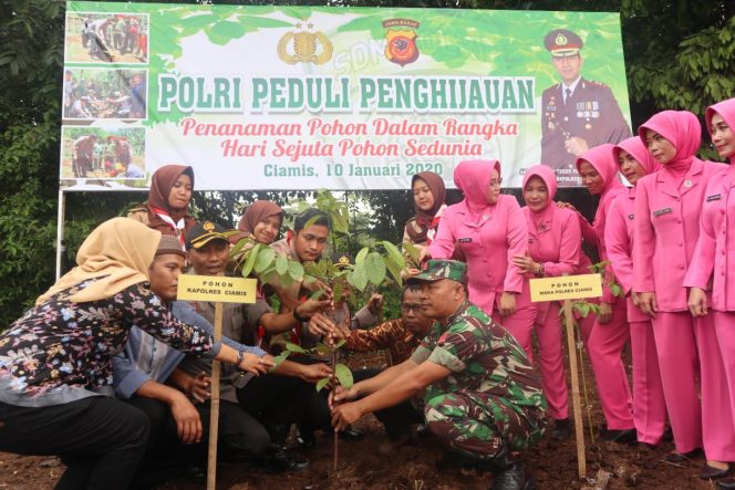 
 Launching Serentak Penanaman Pohon Di Mapolsek Kawali Dalam Rangka Hari Sejuta Pohon Se-Dunia