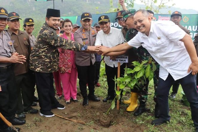 
 Polres Trenggalek Tanam Ribuan Pohon di Bukit Tunggangan