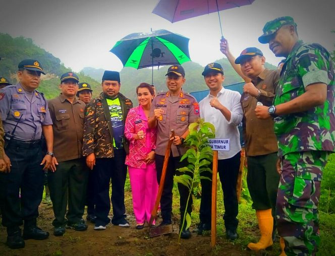 
 Disela Kunjungan Kerja, Wagub Jatim Sempatkan Ikut Tanam Ribuan Pohon Di Trenggalek