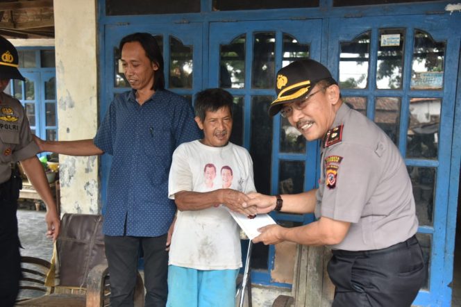
 Keluarga Napiter Yang Rumahnya Roboh  Akibat Hujan Dapatkan Santunan Dari Polres Cirebon Polda Jabar