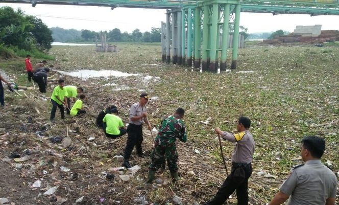 
 Satgas Citarum Harum Dan Polsek Klari Bersikan Sampah Di aliran sungai Citarum