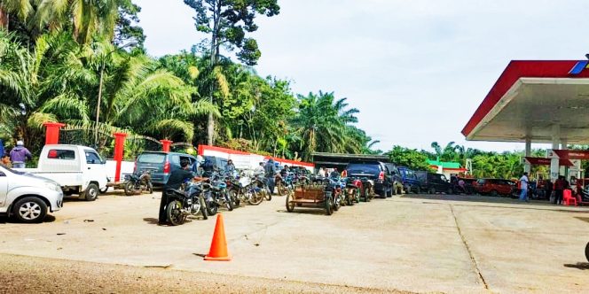 
 Antrian Panjang di Beberapa SPBU Membuat Sejumlah Warga Rohul Resah