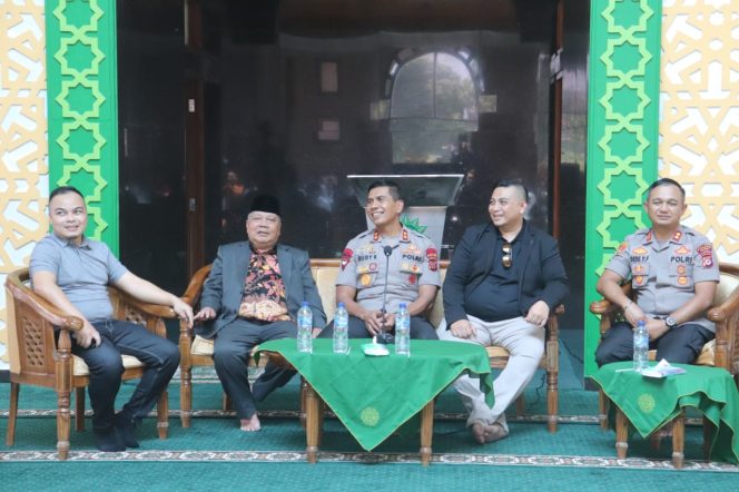 
 Kapolda Jabar Silaturahmi Dengan Pimpinan Pondok Pesantren Persis 99 Rancabango Tarogong Kaler Kab. Garut